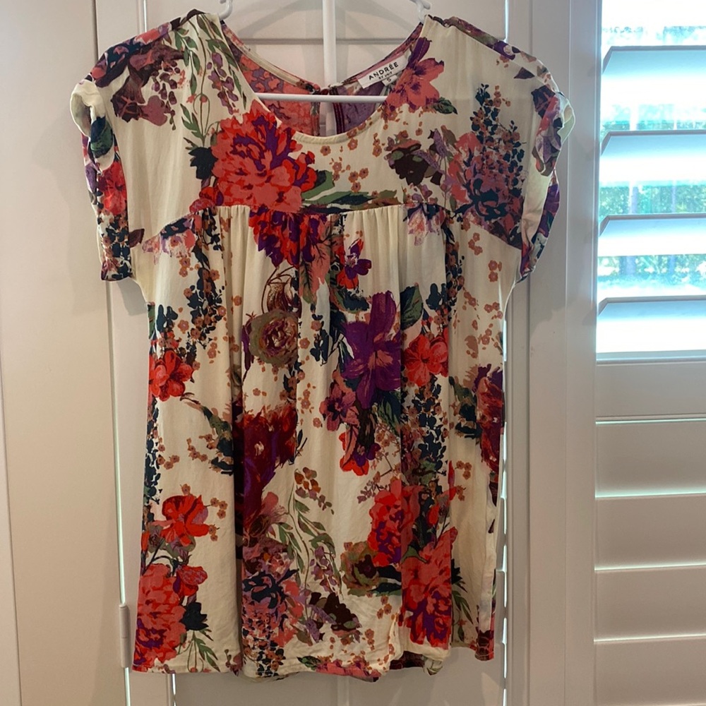 Andre size small short sleeve flowery blouse